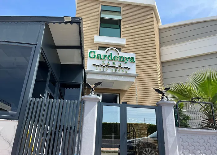 Gardenya Lara *